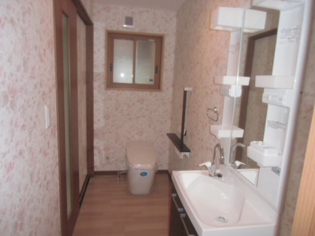 老人室、隣り合わせのトイレ・洗面所