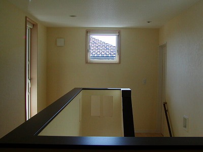 ひろい２階階段室と廊下